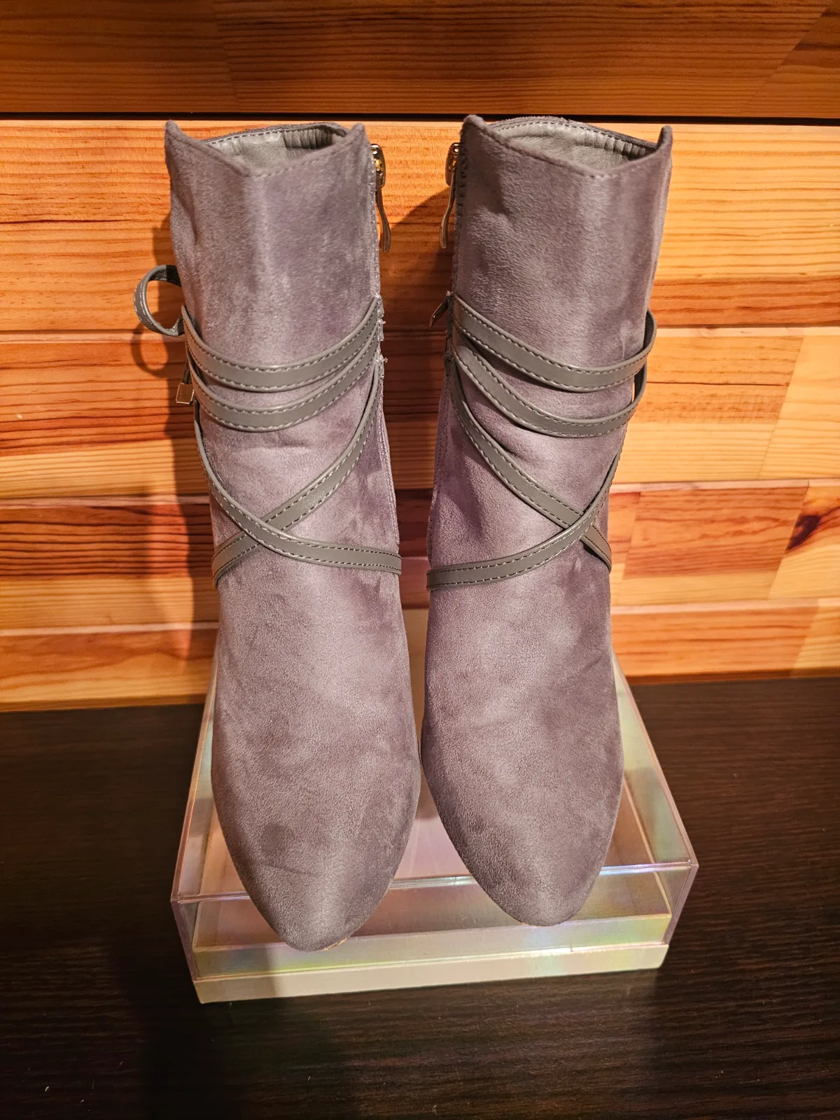 Bottines à talons en suédine gris taupe avec lanières — Pointure 38 (Marque Bestelle) — vue 1